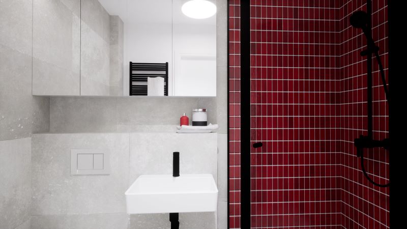 czerwień-szarość-i-czerń-w-niewielkiej-łazience
