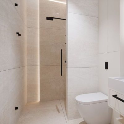 łazienka-w-beżach-z-czarnymi-detalami